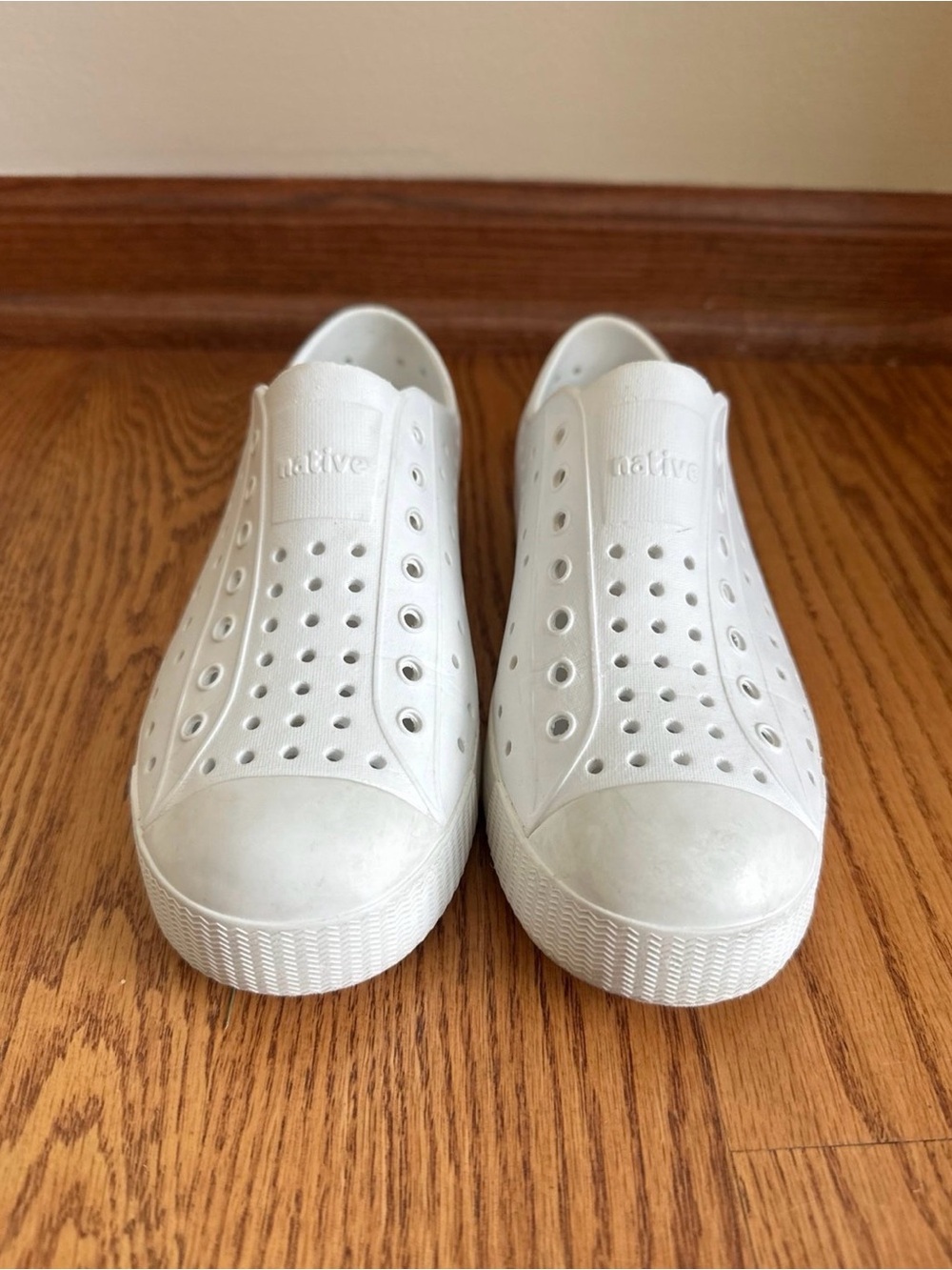 Native Shoes Kids Size J2 White Slip On - Picture 2 of 7